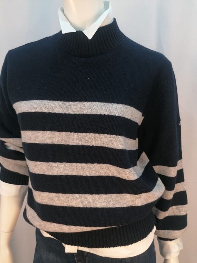 dunkelblauer Pullover mit hellen breiten Streifen