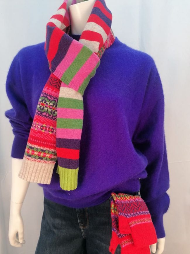 Lila Pullover mit buntem Schal