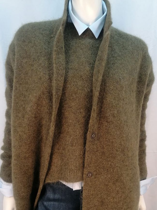 Strickmante dunkel mit Pullover aus gleicher Wolle