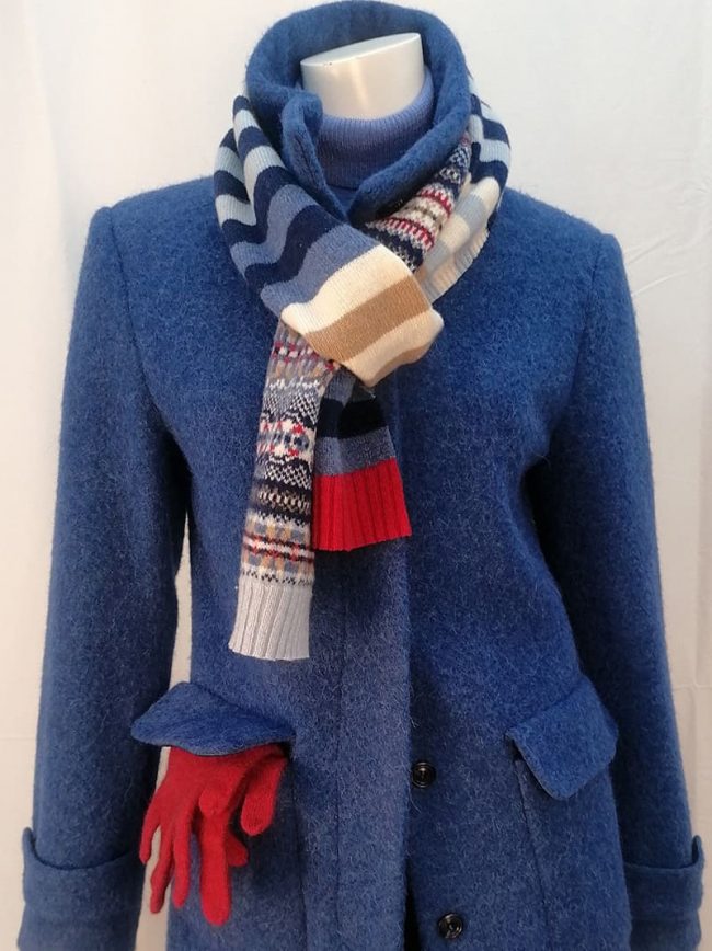Blauer Wollmantel mit buntem Schal
