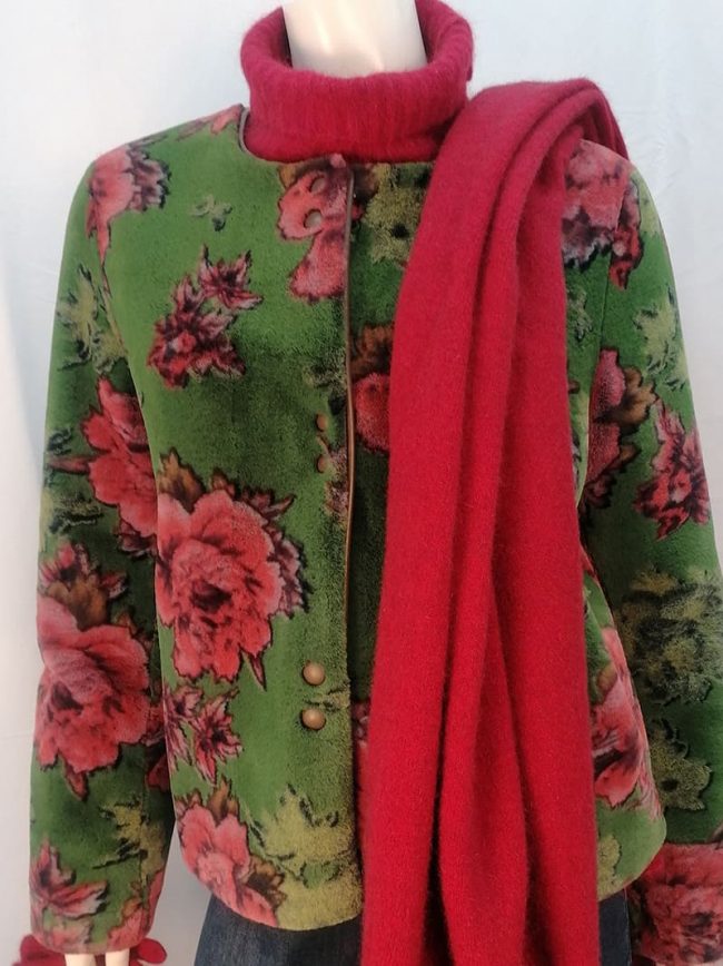 Grüne Wendejacke mit roten Blumen und Rotem Schal
